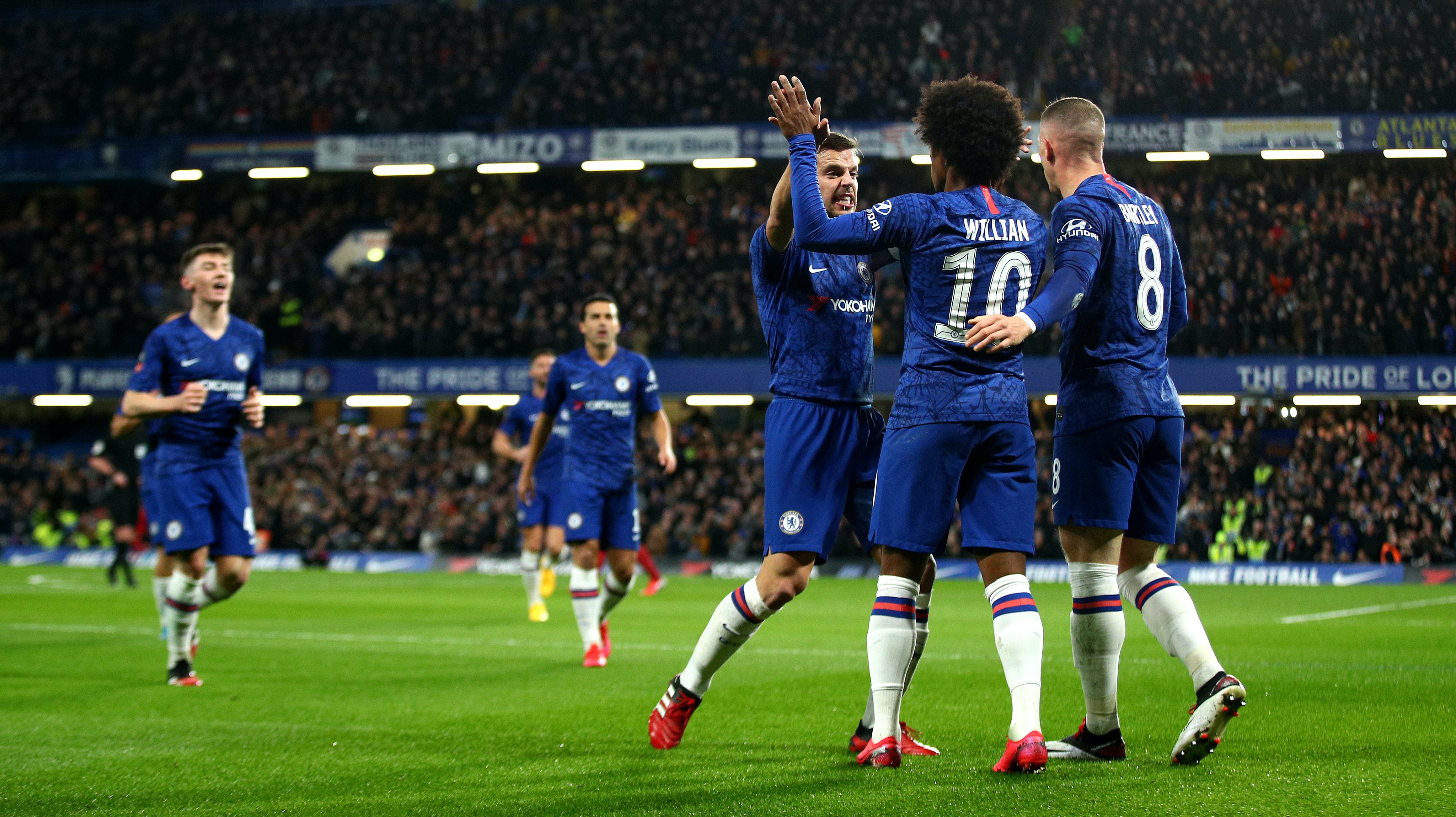 Los jugadores del Chelsea celebran un gol ante el Liverpool.