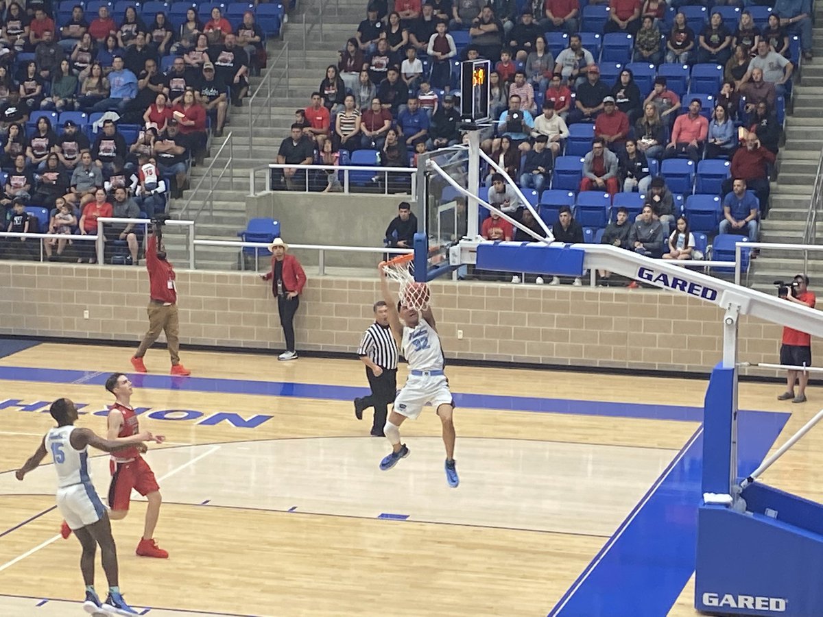 Hawkgirlshoops's tweet photo. Congratulations @harlanhoops!!! On to the Regional Tournament! #family #3down4togo https://t.co/uIdR7cP0Bj