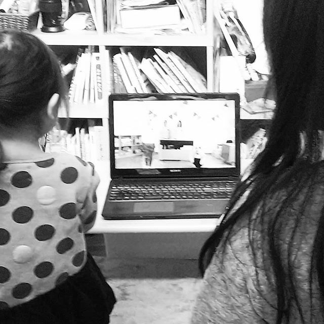 SShinkoji's tweet photo. 長女の通う幼稚園で動画配信が始まった。
突然先生方が映って嬉しいやら恥ずかしいやらで固まる娘(双方向と思ってる)。 これから毎日更新さ��るらしい…

#ありがたいかぎり
#アキレスケンタウロス体操 
#親子で運動不足解消 
#担任妊娠説崩壊 https://t.co/XfuSjmSTh4