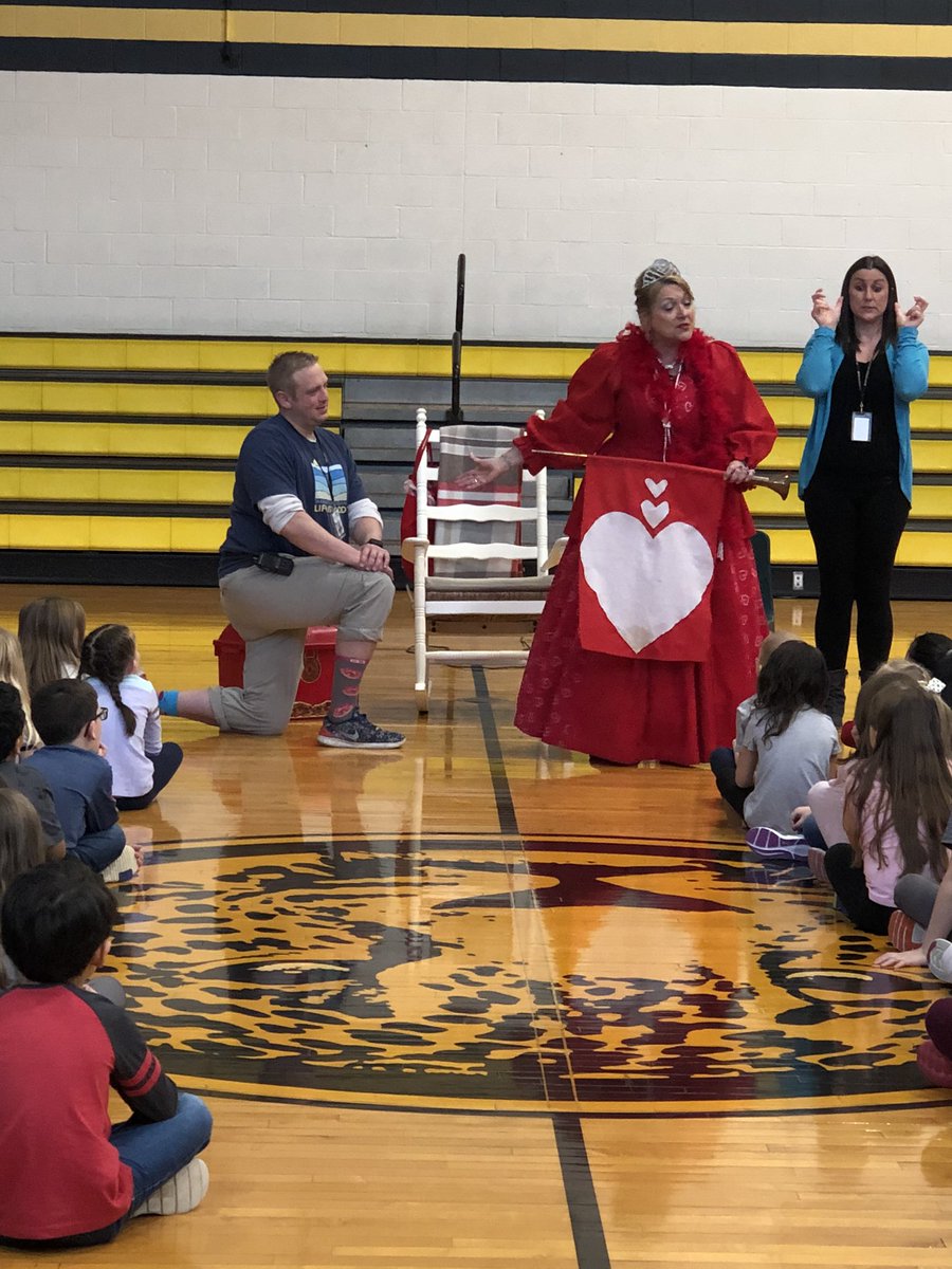 MrsHampsay's tweet photo. Tuesday = silly sock day 🧦and an amazing assembly! 😊 The Queen of Hearts put on a great show today! 👑♥️ Thank you to our wonderful PTA for planning and organizing these fun activities for Gill Hall Reads Week!!! #WErTJ #GillHallElem #ReadAcrossAmerica #DrSeuss #firstgrade https://t.co/L8Iv9ARXXy