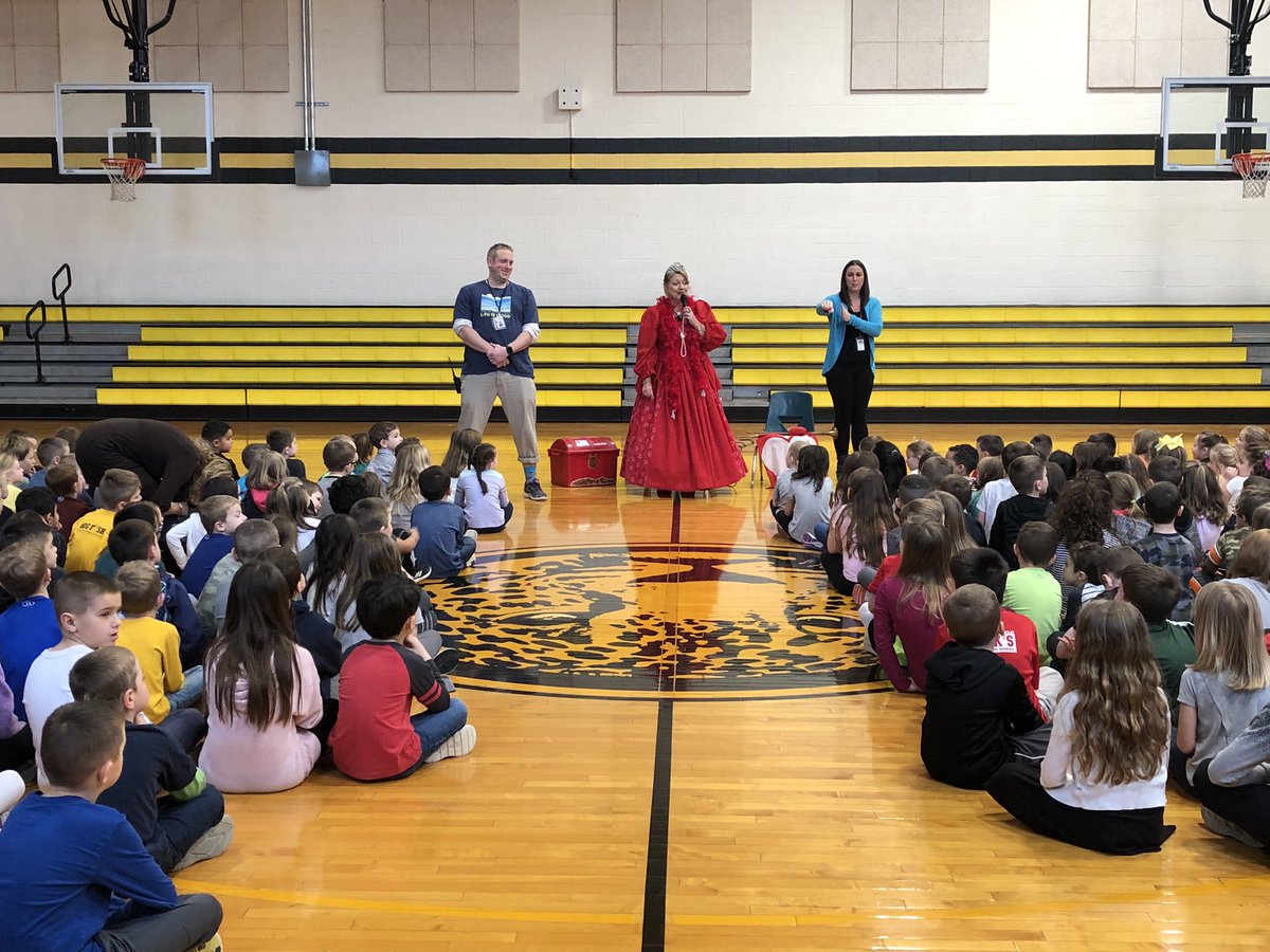 MrsHampsay's tweet photo. Tuesday = silly sock day 🧦and an amazing assembly! 😊 The Queen of Hearts put on a great show today! 👑♥️ Thank you to our wonderful PTA for planning and organizing these fun activities for Gill Hall Reads Week!!! #WErTJ #GillHallElem #ReadAcrossAmerica #DrSeuss #firstgrade https://t.co/L8Iv9ARXXy