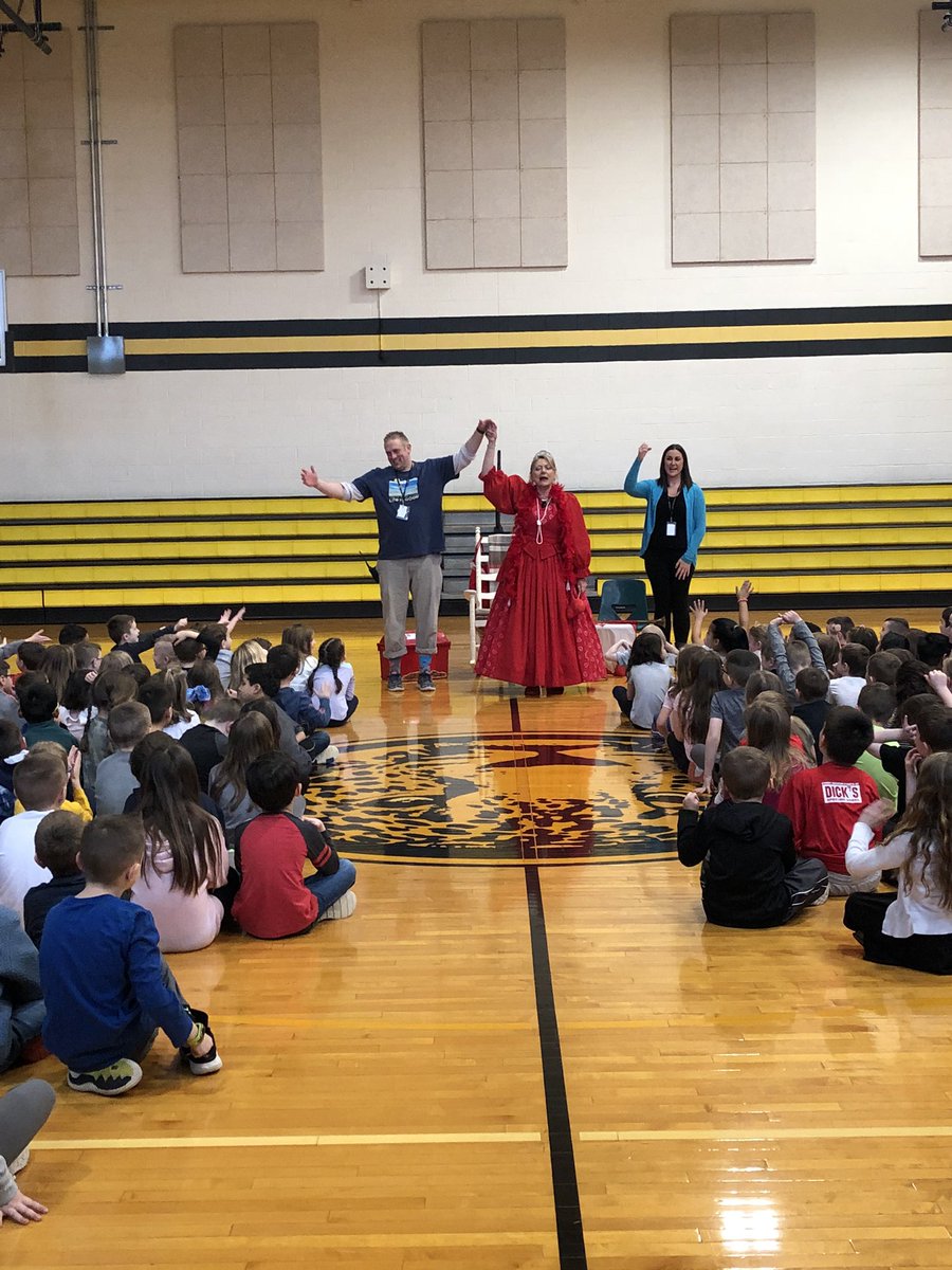 MrsHampsay's tweet photo. Tuesday = silly sock day 🧦and an amazing assembly! 😊 The Queen of Hearts put on a great show today! 👑♥️ Thank you to our wonderful PTA for planning and organizing these fun activities for Gill Hall Reads Week!!! #WErTJ #GillHallElem #ReadAcrossAmerica #DrSeuss #firstgrade https://t.co/L8Iv9ARXXy
