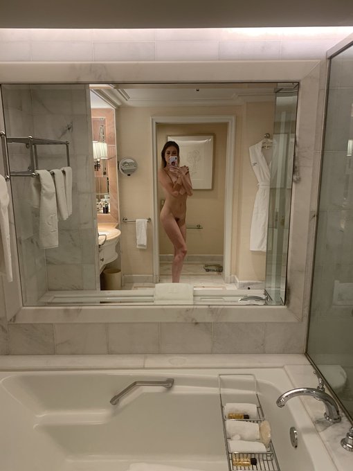 Always nakie https://t.co/tdn0sEnWYX