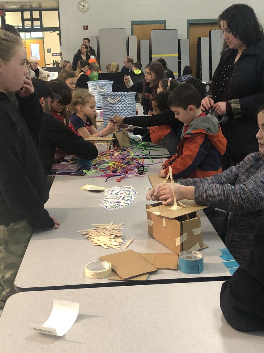 Ss and parents loving the Makerspace table at @Holliston_PS Family Math Night!  #makermindset #hollistoninnovates @SamPlacentino @FredMillerHPS