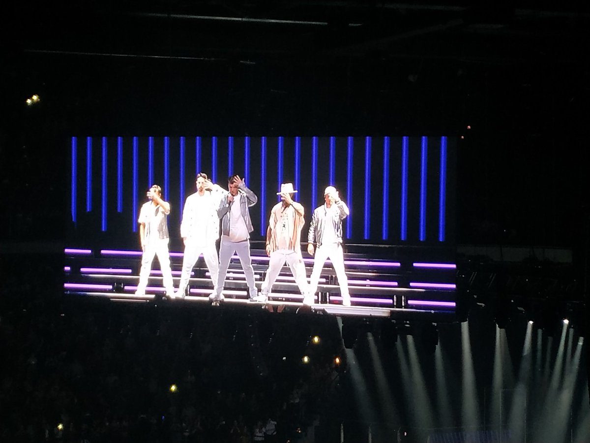 lamaizita's tweet photo. Les cuento que anoche cumplí uno de mis sueños ver en vivo a los @backstreetboys fue la mejor noche de mi vida y ellos los mejores por siempre! #DNAWorldTour #BSBBOG2 #bsbcolombia https://t.co/Gwwshu0ihI