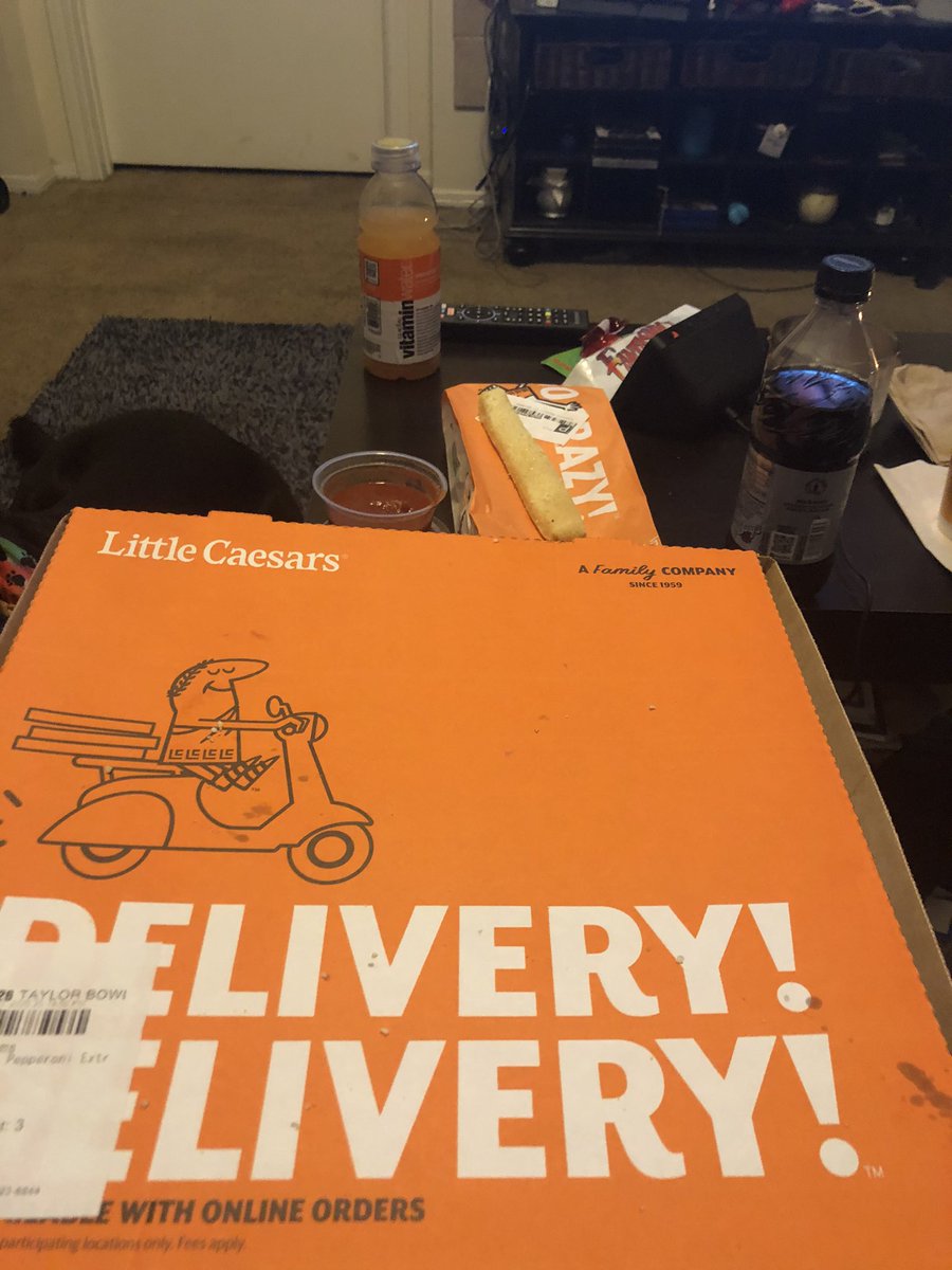 taylor_ann25's tweet photo. Just had little caesars deliverers...it’s better than sliced bread #LittleCaesarsDelivers https://t.co/FdFxZc8Ghh