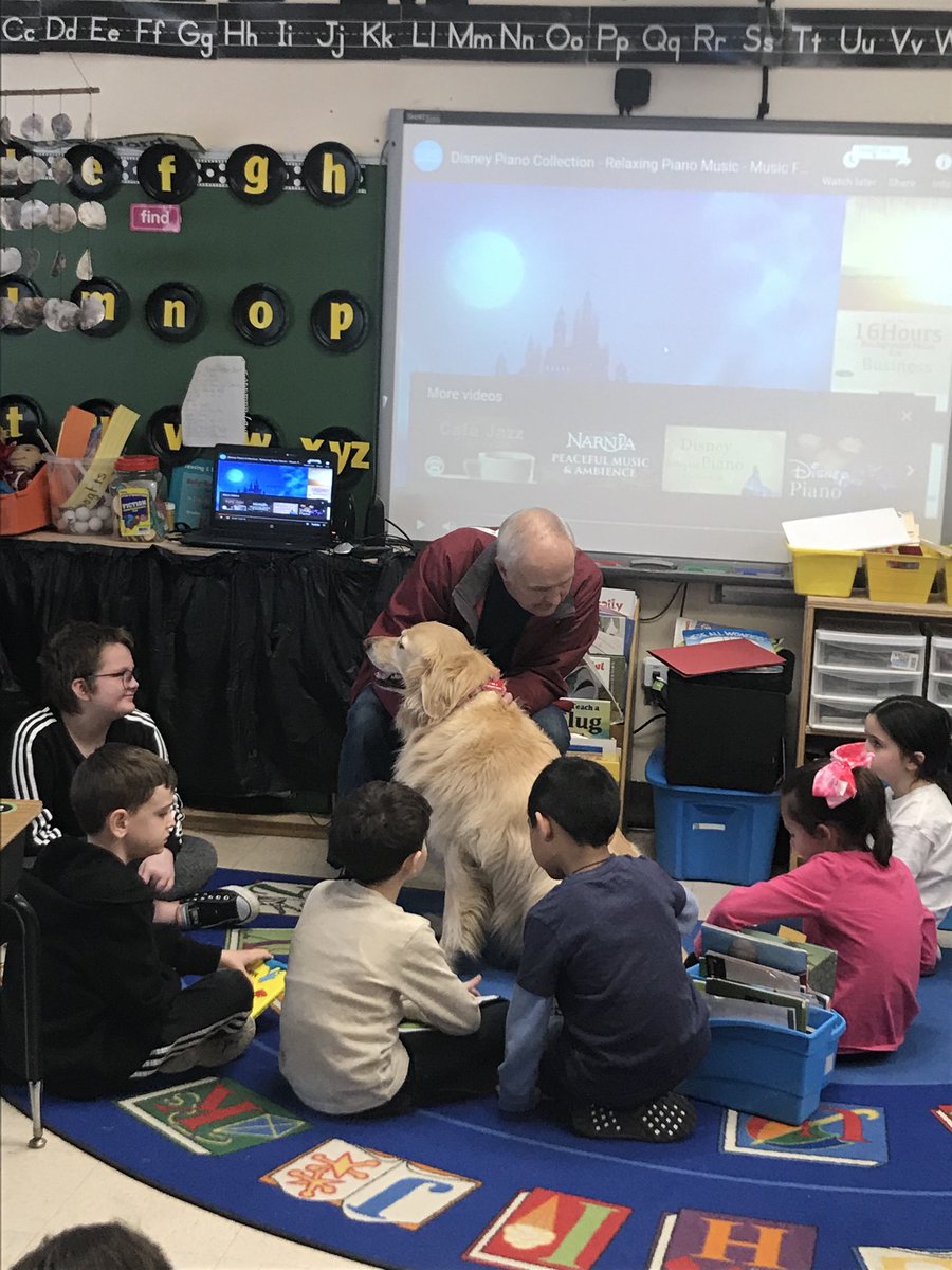 Sophie and Mr. Regan “paws” and listen to another fabulous Voorhees first grade student read! ⁦@VoorheesPrin⁩
