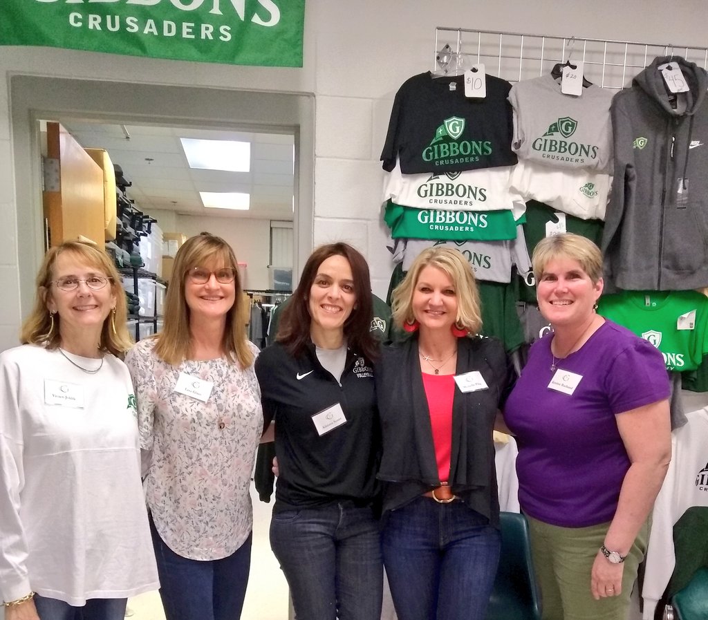store_cghsnc's tweet photo. A special thanks to our parents, faculty and students who helped welcome and serve our Class of 2024 parents! #GibbonsGear #cgEnrollment20 https://t.co/oBmJdV6BPJ