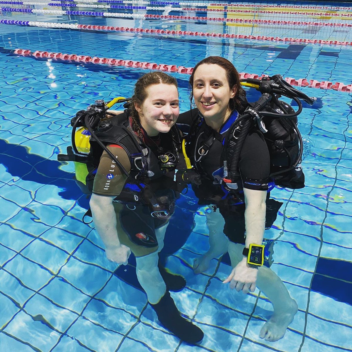 SimoneR_RD's tweet photo. Just a bit of Tuesday night scuba @HertsDiveClub - 4 successful DSDs and some new divers joining the family! #Divewithbuddies #theclub #hatfield #scuba https://t.co/lIah42dIOw