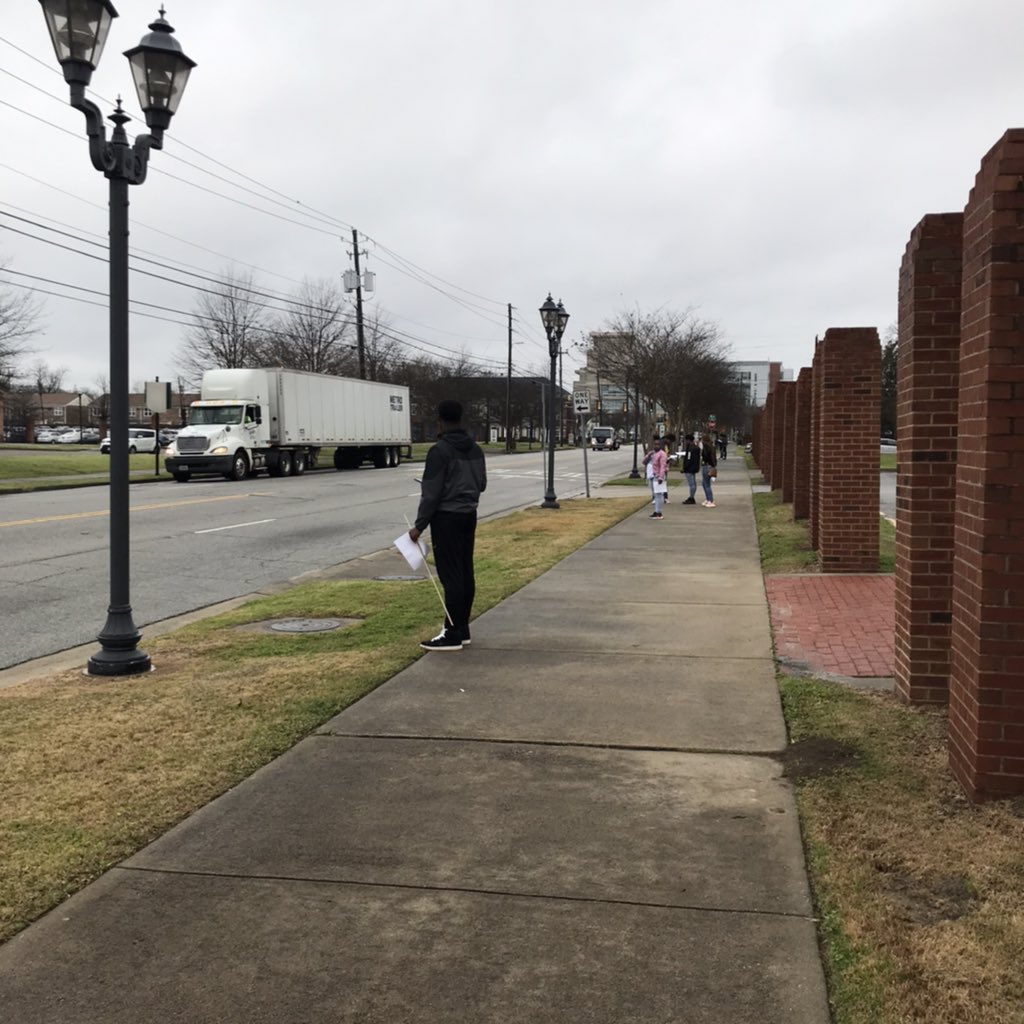 DrMAJM's tweet photo. Real-world science on The Boulevard. Physics Challenge- design an experiment about speed. #ClassWithoutWalls #INSPIREaSTUDENT #SteamTeams @isteamprof @RCSS_GA https://t.co/sWNCbK8MCU
