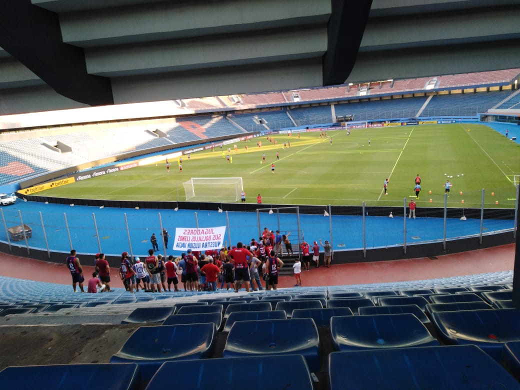 villalbafede's tweet photo. Extraño e injustificable lo ocurrido hoy en Cerro Porteño!

La práctica iba a ser a puertas abiertas para la prensa. A pocos minutos, cambiaron de decisión y aparecieron los barras bravas para manifestarse.

Algún directivo que pueda justificar esta "sospechosa jugada"? https://t.co/sQpUqBZLUN
