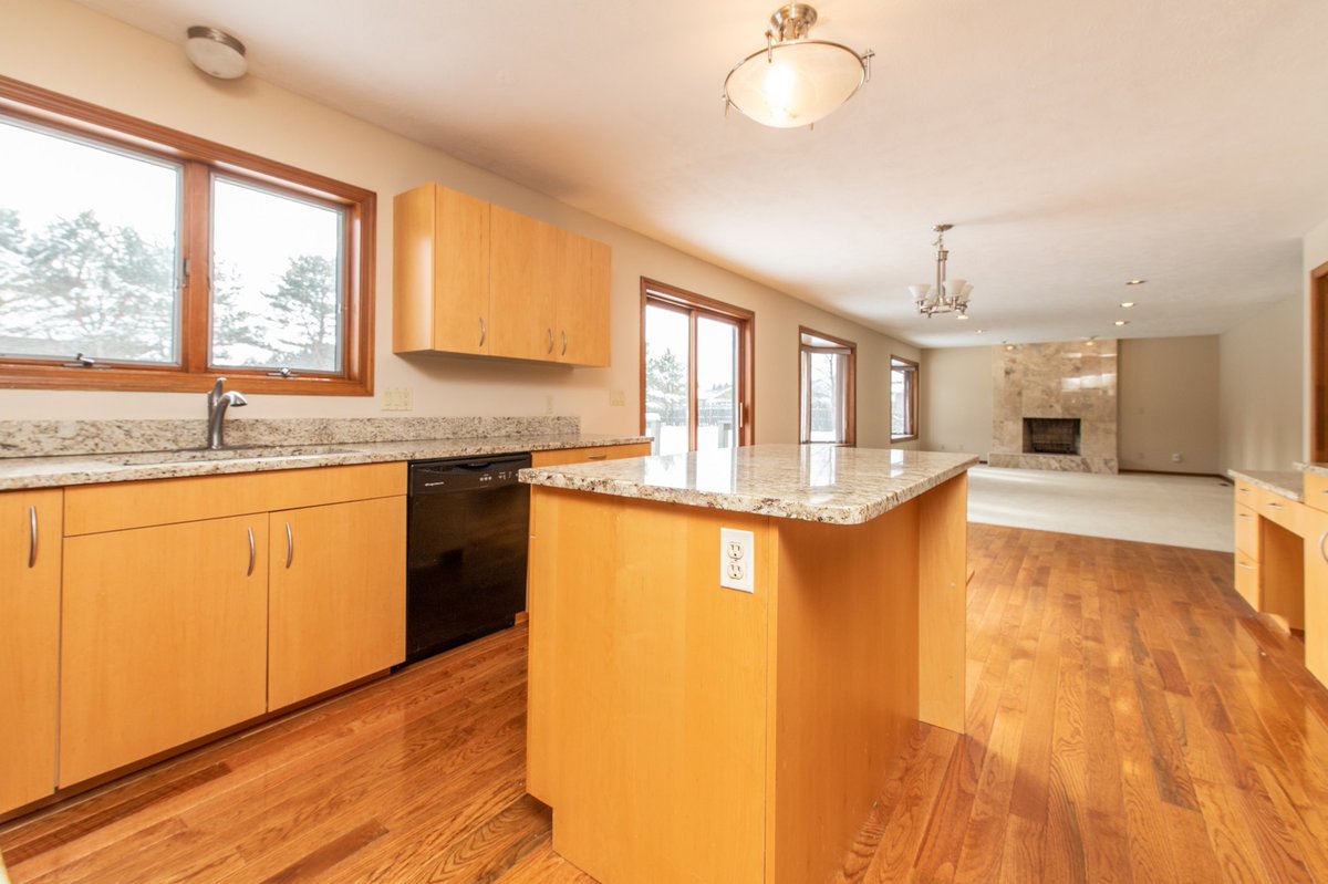 picturemehomeOH's tweet image. Spacious colonial is central location in Pepper Pike. Two story foyer, wood floors, and newer kitchen! #realestate #pepperpike #pepperpikeohio #bhhs #bhhsrealestate #berkshirehathawayhomeservices #realestatephotography #realestatephotographer #picturemehome