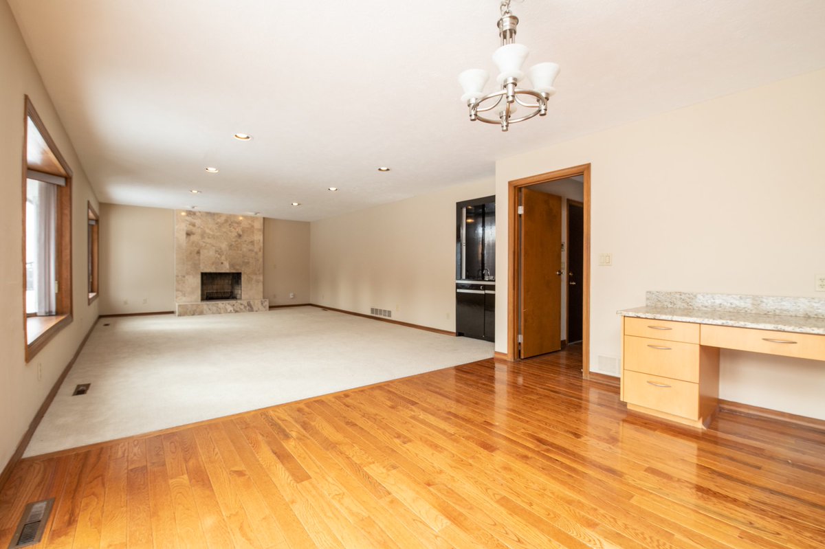 picturemehomeOH's tweet image. Spacious colonial is central location in Pepper Pike. Two story foyer, wood floors, and newer kitchen! #realestate #pepperpike #pepperpikeohio #bhhs #bhhsrealestate #berkshirehathawayhomeservices #realestatephotography #realestatephotographer #picturemehome