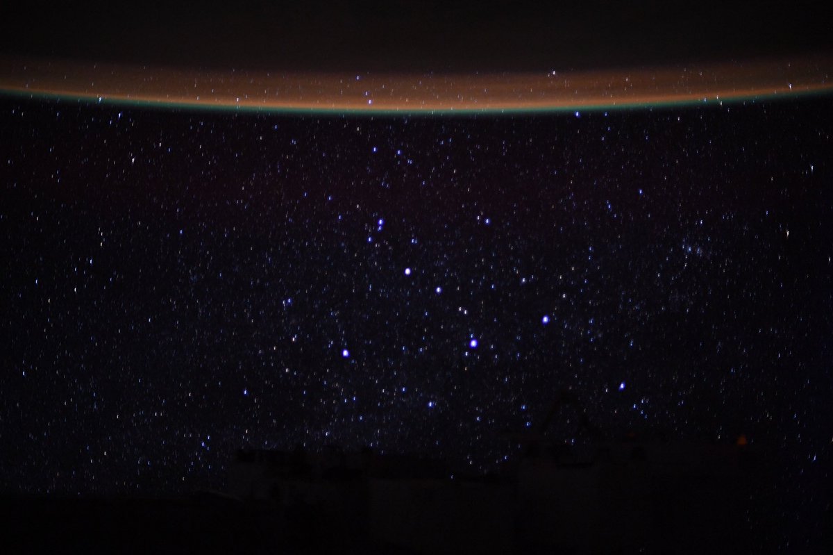 Astro_Jessica's tweet image. Many ask if we can see stars and constellations on @Space_Station – take a look! Tips for my new foray into night sky shots? Currently obsessed with the orange airglow that we see in Earth’s atmosphere at night. Goodnight stars! #GoodnightFromSpace