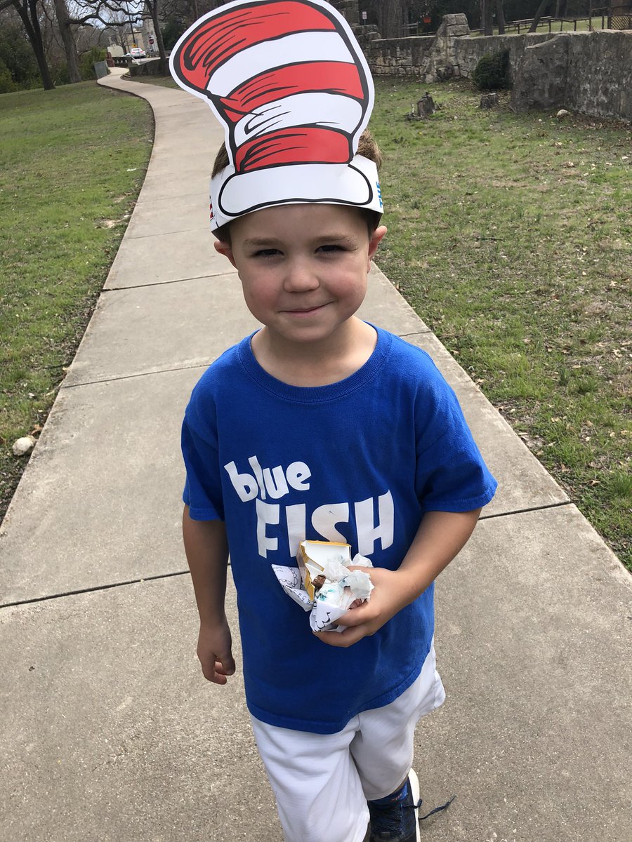 ChelseaPosey4's tweet photo. HELPing pick up trash while mom takes Boys and Girls club down @LampasasHSE #ThinkBigLISD https://t.co/dxqU6ZNa5d