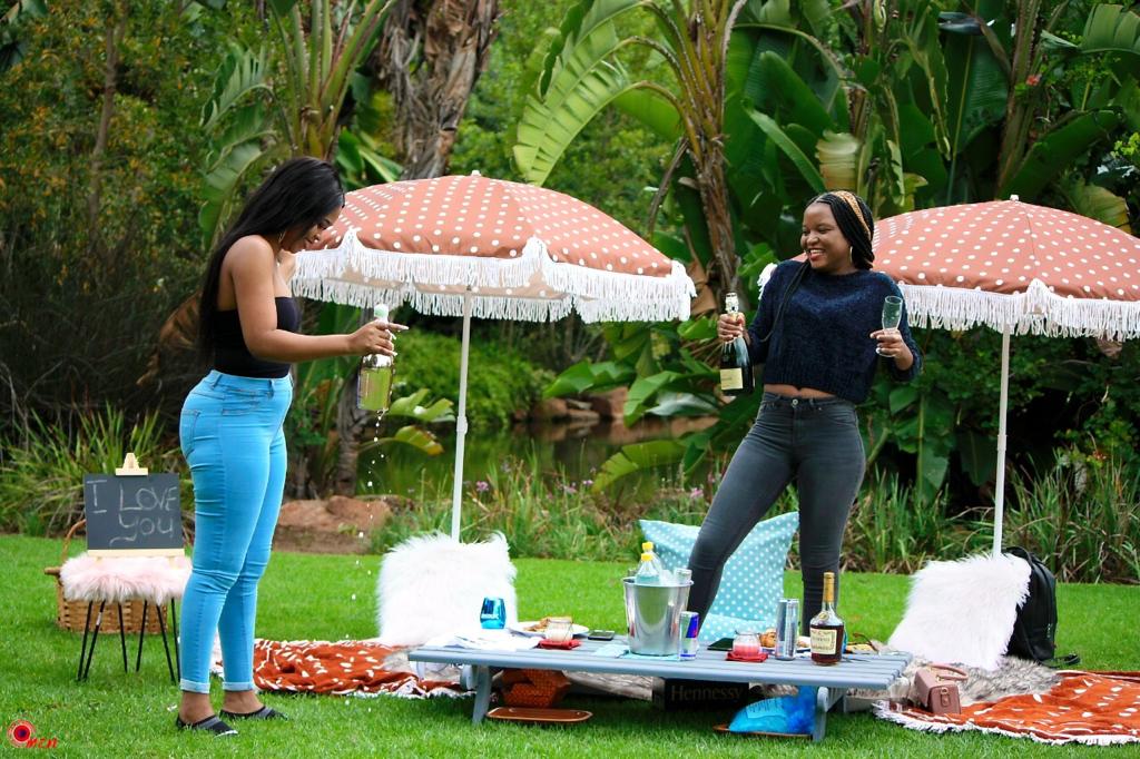 TavhaniN's tweet photo. The other Saturday hosting lovely friends ❤️❤️❤️ #WhatsApp #Mnakwetu #WhatsApp #TuesdayThoughts #TAVATOYO #picnic #picnicdates #UthandoNoxolo #CuttingEdge check my page on inst @tavatoyo & for more info . #retweet https://t.co/nhFSAgDB0P