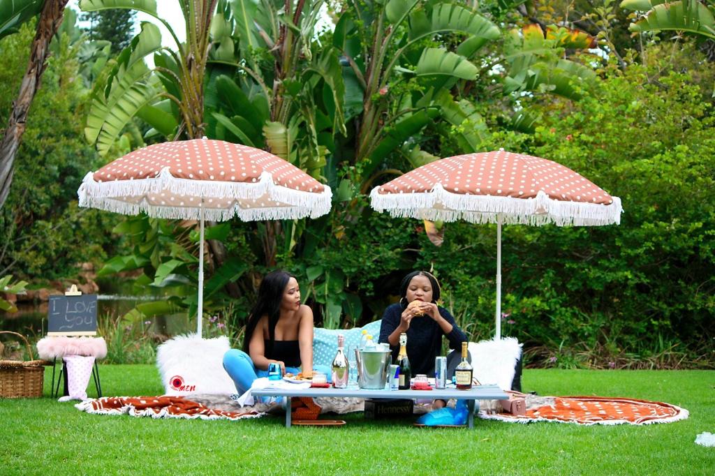 TavhaniN's tweet photo. The other Saturday hosting lovely friends ❤️❤️❤️ #WhatsApp #Mnakwetu #WhatsApp #TuesdayThoughts #TAVATOYO #picnic #picnicdates #UthandoNoxolo #CuttingEdge check my page on inst @tavatoyo & for more info . #retweet https://t.co/nhFSAgDB0P