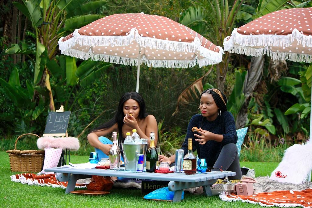 TavhaniN's tweet photo. The other Saturday hosting lovely friends ❤️❤️❤️ #WhatsApp #Mnakwetu #WhatsApp #TuesdayThoughts #TAVATOYO #picnic #picnicdates #UthandoNoxolo #CuttingEdge check my page on inst @tavatoyo & for more info . #retweet https://t.co/nhFSAgDB0P