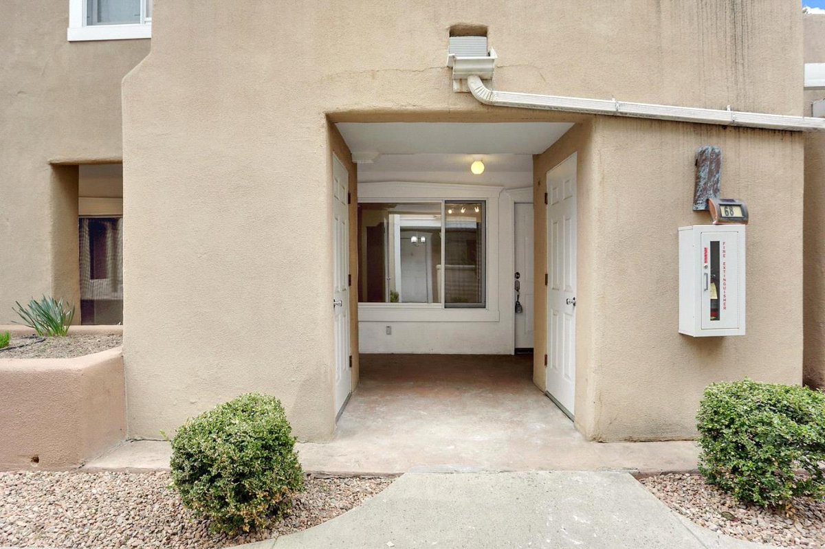 CBSantaFe's tweet photo. ⬇️Price Reduced!⬇️
663 Bishops Lodge #68
1 BR | 1 BA
ORIGINAL: $259,000
REDUCED: $235,000🤯
Listed By: Beth Caldarello | 213.321.7707

Take a look at this bright, open condo with patio, gallery kitchen, and walk-in closet.
https://t.co/lKUmv1PP3M
#SantaFe #realestate #NewMexico https://t.co/enNyTQ36Ic