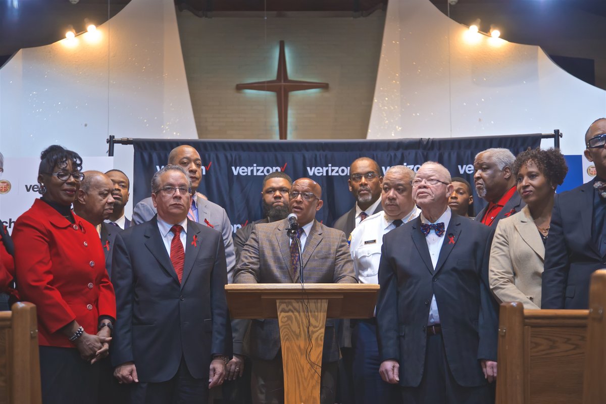 mayorbcyoung's tweet photo. We are extremely grateful for @verizon’s support of the Ministers Conference of Baltimore and Vicinity's Economic Community Development Centers. The establishment of these workforce and economic development hubs are crucial to stabilizing our communities. #buildingbaltimore https://t.co/g3MIoWDrH5