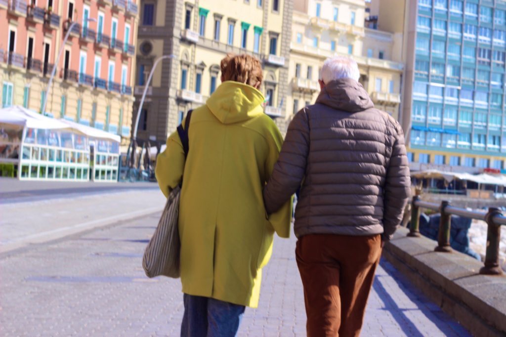 きんぱらみつみ たべもの研究 地域おこし協力隊 絵描き 未来は農家予定 イタリアでは 男の人の方がマダム の腕を組んで歩く姿をよく見かけます たぶん 冬はポケットに手を入れちゃうけども 男性は片方はポケットに入れずにマダムを支えるようにして