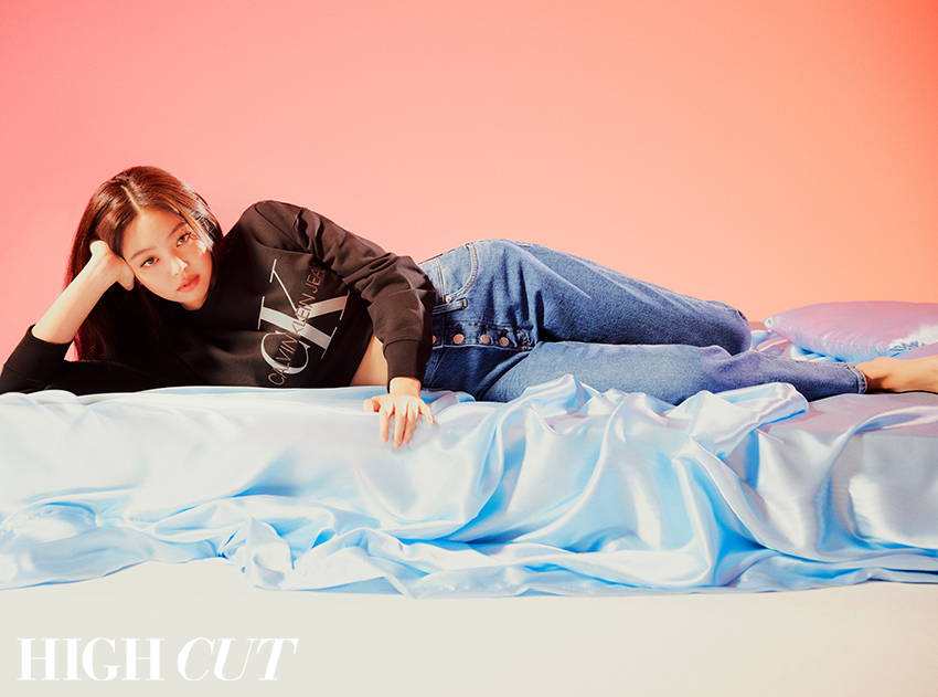 highcutstar's tweet photo. #HIGHCUT VOL.259 #JENNIE
청순과 매혹을 넘나드는 #제니, 그가 하이컷 3월호의 커버를 장식했습니다. 어디에도 구속받지 않는 제니의 자유로운 순간들을 3월 5일 발행하는 하이컷에서 만나보세요.

#하이컷 #HIGHCUTSTAR #블랙핑크 #BLACKPINK  #캘빈클라인진 #calvinkleinjeans @ygofficialblink https://t.co/71B6mW9jzR