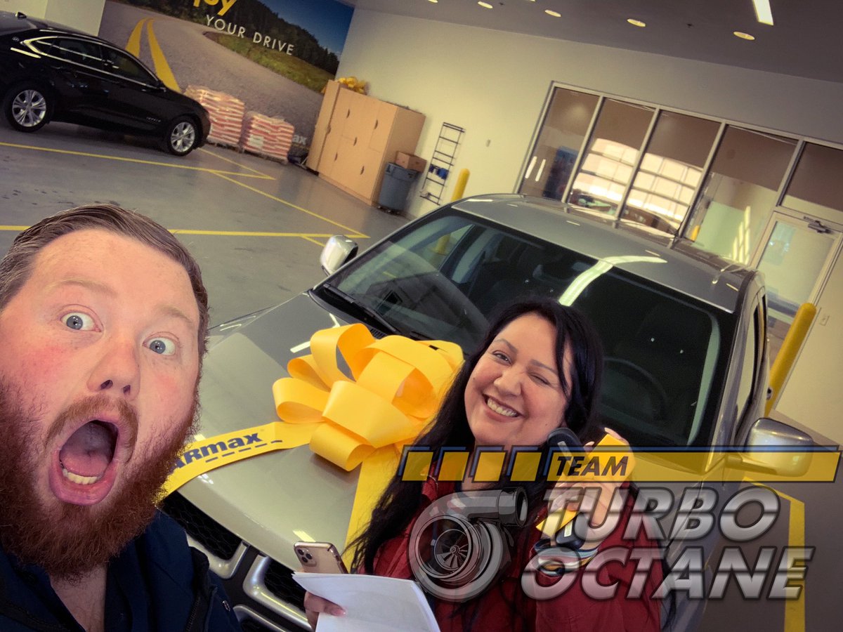 AndrewHuot1's tweet photo. Being #iconic at the @CarMax in Brooklyn Park! @DCalzone77 https://t.co/lr6QeRhafq