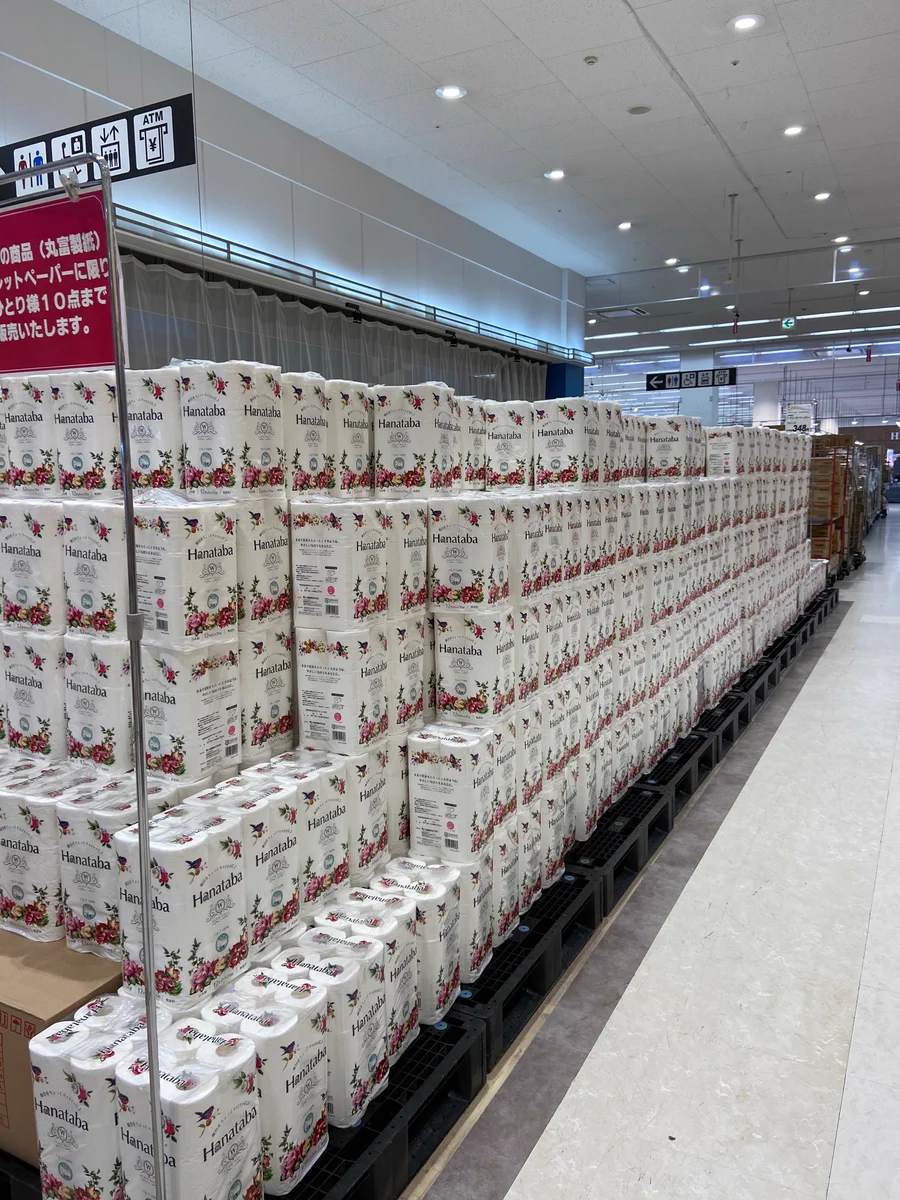 トイレットペーパー、大量にあります！やる気満々のイオンが話題www