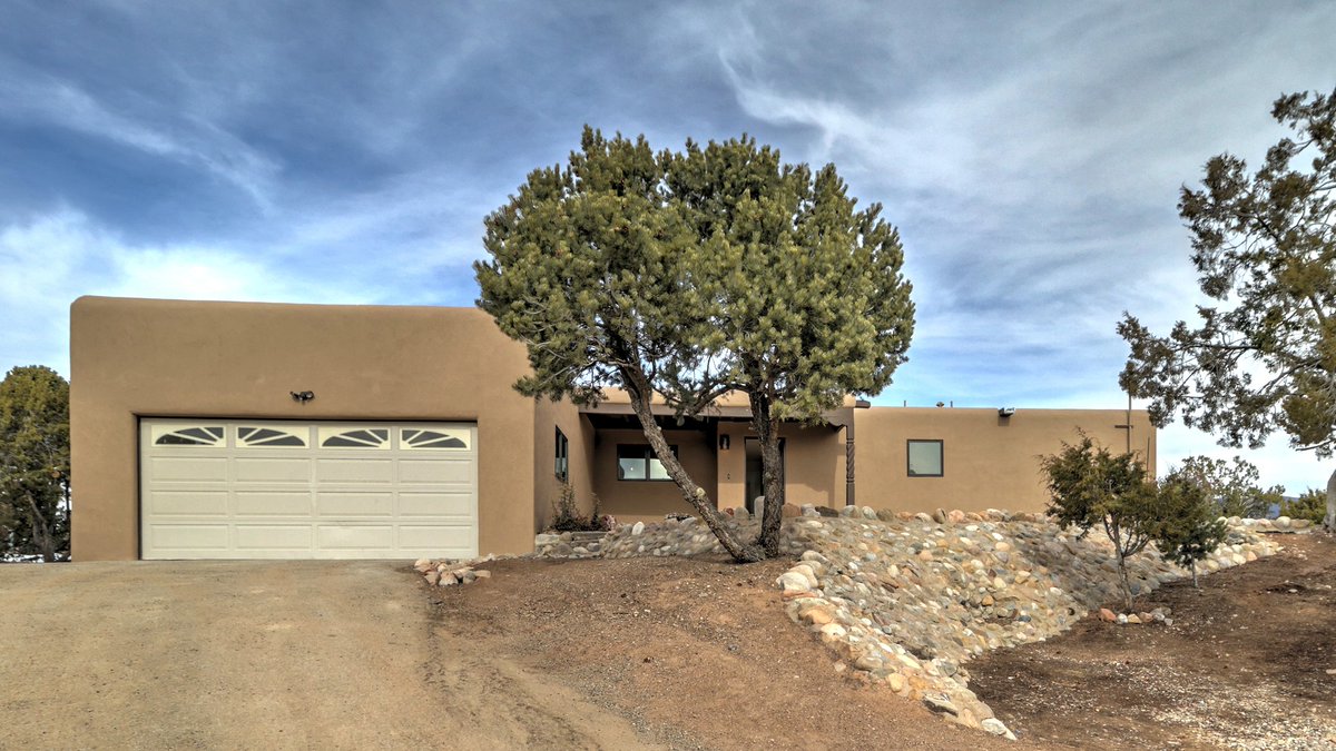 CBSantaFe's tweet photo. ⬇️Price Reduced!⬇️

305 Calle Oso
3 BR | 1.75 BA | 2,247 SF
‼️ORIGINAL: $890,000‼️
🤯REDUCED: $875,000🤯
Listed By: @joshdom7 | 505.699.7472

This remodeled home has high-end fnishes like all new LG appliances and new diamond plaster on existing fireplace.
https://t.co/QPSmruar12 https://t.co/a8RCNBnrf6