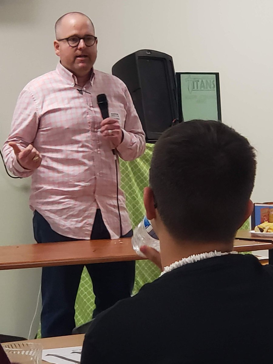 Site Coordinator, Erica Ramirez, held a Boys Summit at Stuart Career Tech High School. Special guest Brandon Webb, spoke to our young men about how to "Level Up" to become a Man of Character through challenges and become responsible adults.
#allinforkids #CISBaytown #gcgiants