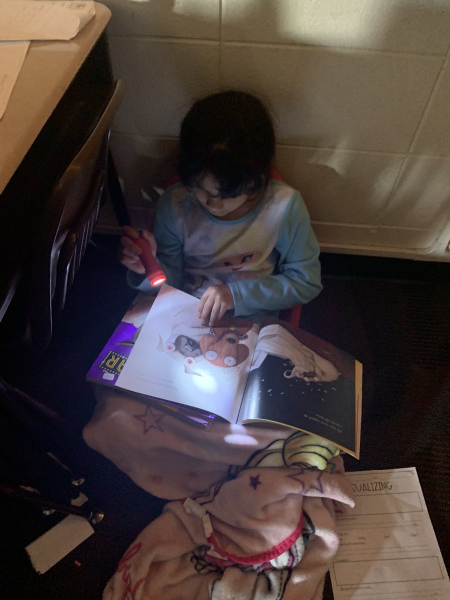 KolbClass's tweet image. Reading with flashlights! #gpgatorleaders