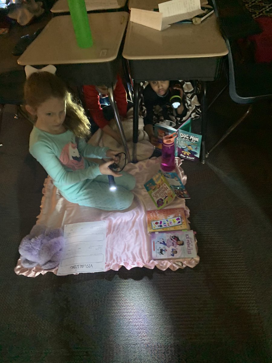 KolbClass's tweet image. Reading with flashlights! #gpgatorleaders