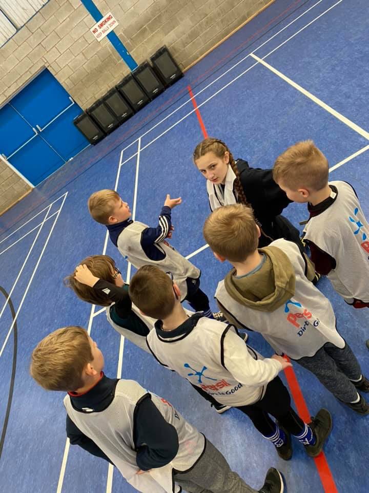 MRUFCJuniors's tweet photo. It’s great to see a  @MRUFCGirls player helping coach the @MRUFCJuniors #TagAcademy # #Rugby #KidsRugby #Quilter #KidsFirst #TREDS #Fun #FavouriteSocialNetwork #HappinessIsEggShaped #BeRugby #RugbyValues #RugbyFamily #teamwork #DHLRugbyMoment #DirtIsGood #Persil #getoutdoors https://t.co/eGIuDSXskJ