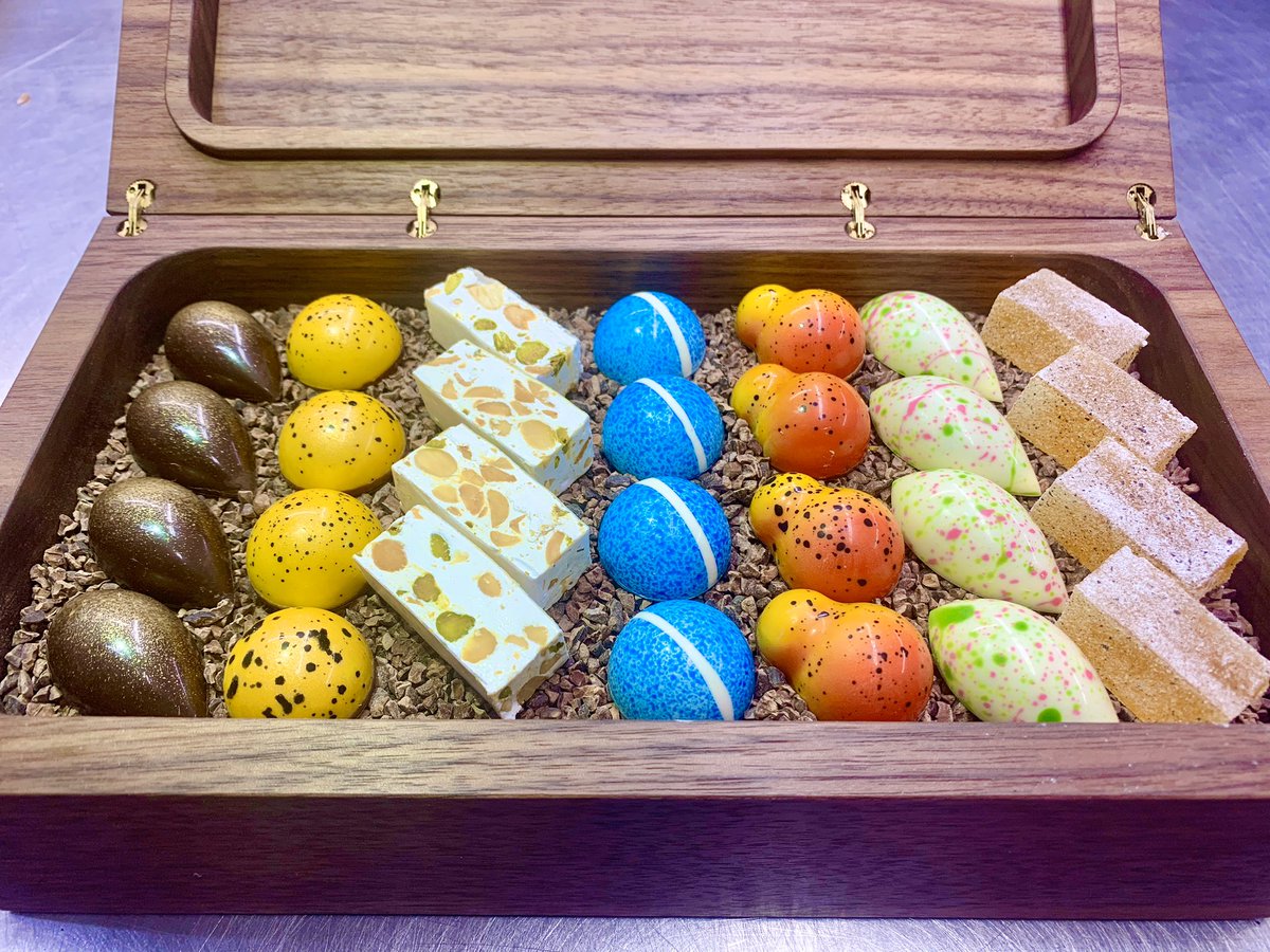 collingwoodrich's tweet photo. After dinner sweet box looking sweet! https://t.co/JyawsRz0V2