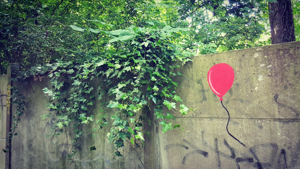 70/ avoir dessiné un petit ballon rouge à la craie dans mon patelin. J'aimerais faire d'autres trucs mais le temps et un endroit tranquille pour le faire me manquent.