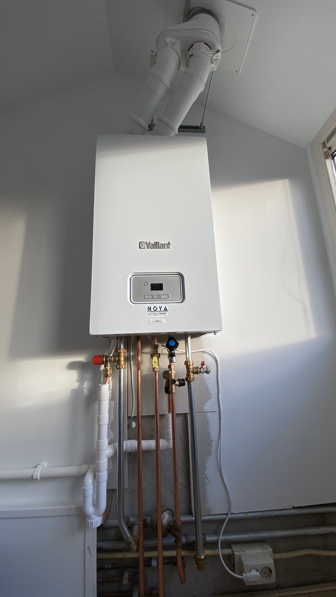 Deze #Vaillant uit 1997 moest stokend het huis uit, omdat de nieuwe telg uit de Vaillant familie zuiniger is👌🏼 De #ecoFitPro is een perfecte opvolger 👍🏼👌🏼
Dit gezin is weer gegarandeerd van warmte en comfort 🙏🏽👌🏼👍🏼