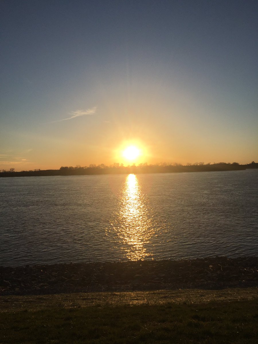 gbbonds's tweet photo. Sunset in Evansville, IN.
Site of the 2020 @OVCSports Men’s and Women’s Basketball Tournament. Go Gamecocks!
@JSUGamecocksMBB @JSUGamecocksWBB https://t.co/3R7NpVVXpp