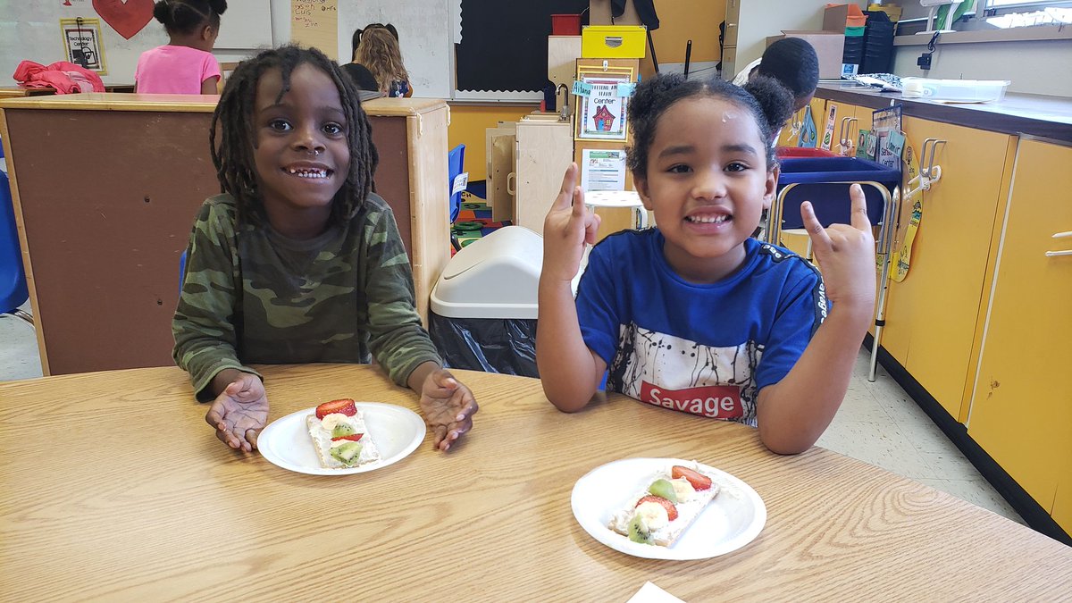 nlongoriaHS's tweet photo. We practiced the ABC pattern by making a red, yellow, green traffic light as a snack!π¦#mayfieldsHSmunchkins https://t.co/U5KBVarWwj
