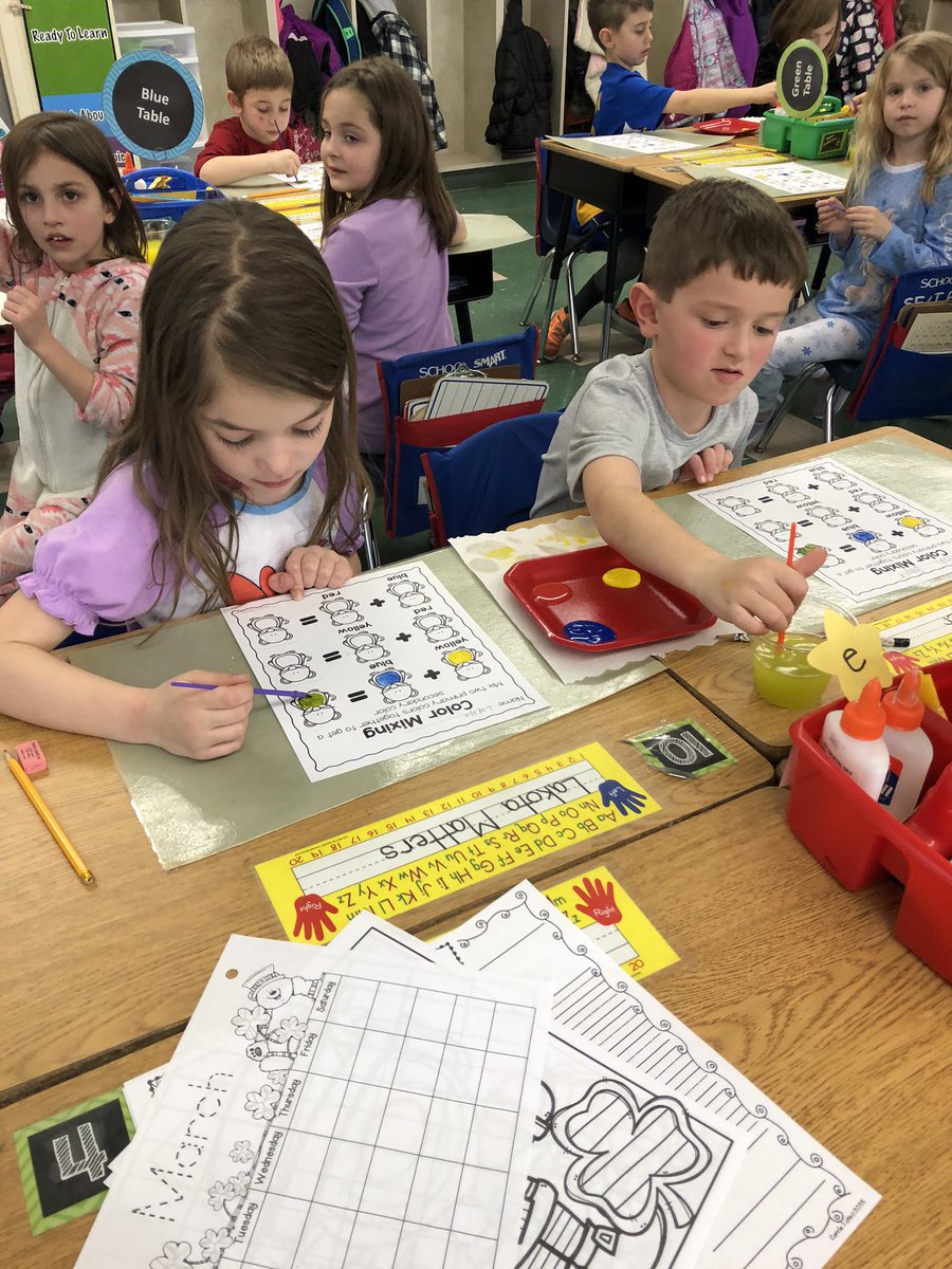 MissRoutch's tweet photo. learning the properties of matter and seeing how mixing colors can create new ones! 👍🏻@FB_elem https://t.co/2zgJ33pdlc