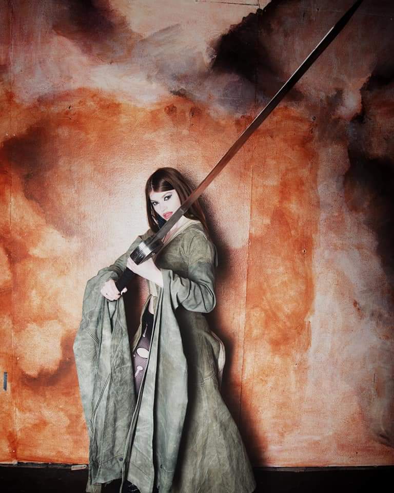 KeiraKenworthy's tweet photo. If you would like me to model
Creative/music photography.
DM me!! 💃
Throwback to when I was modelling for @TodJunker
Absolutely adored wearing this elegant peice of his, along with posing with the sword 🗡
Photo @Victoria_Allen
#keirakenworthy #junkerdesigns #modelling https://t.co/TRrBsikJCf