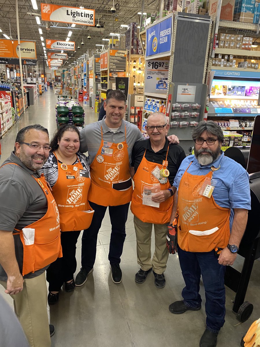Recognizing 516 D27 associate Gene for outstanding job in sales and service! @Marcy_olivarez @nina <a href="/Robs_Sanchez255/">Robert Sanchez</a>