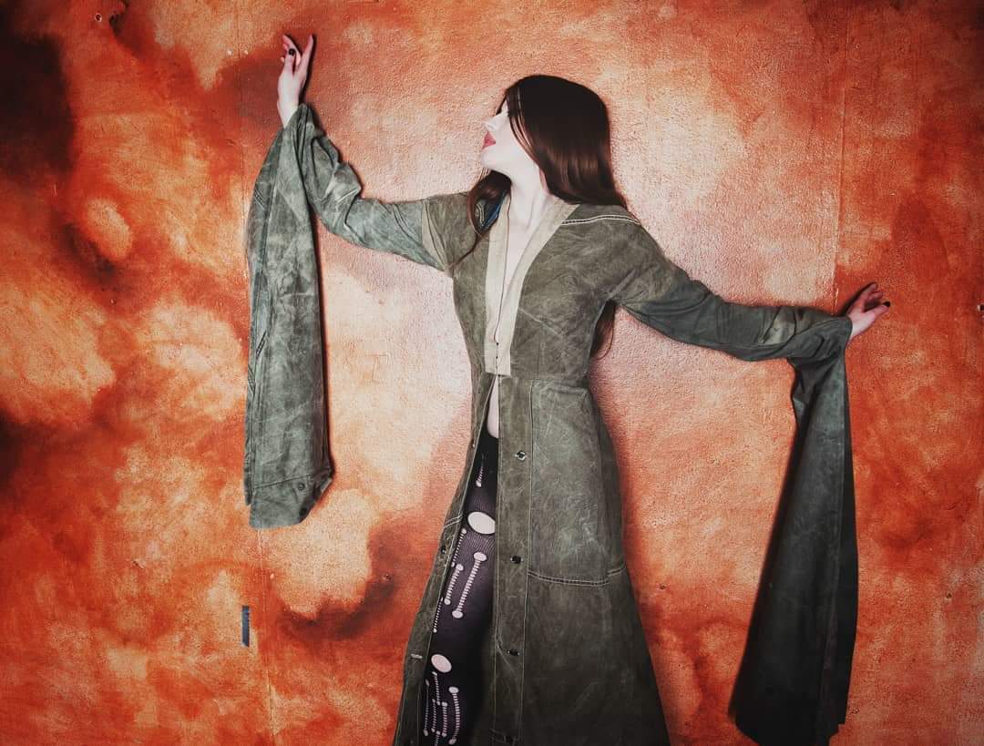 KeiraKenworthy's tweet photo. If you would like me to model
Creative/music photography.
DM me!! 💃
Throwback to when I was modelling for @TodJunker
Absolutely adored wearing this elegant peice of his, along with posing with the sword 🗡
Photo @Victoria_Allen
#keirakenworthy #junkerdesigns #modelling https://t.co/TRrBsikJCf