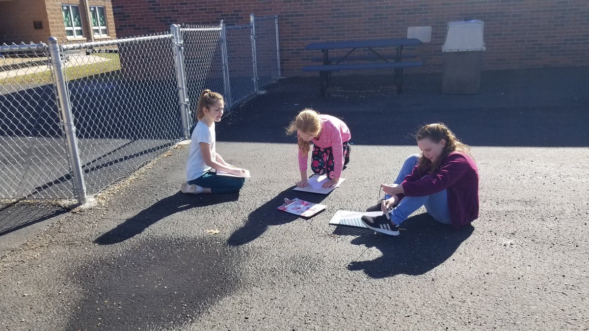 msholtsclass's tweet image. Working on our nature cinquains in the BEAUTIFUL spring weather! #telegraphisawesome #3rdgraderocks
