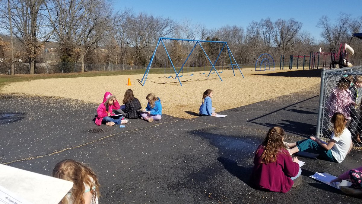 msholtsclass's tweet image. Working on our nature cinquains in the BEAUTIFUL spring weather! #telegraphisawesome #3rdgraderocks