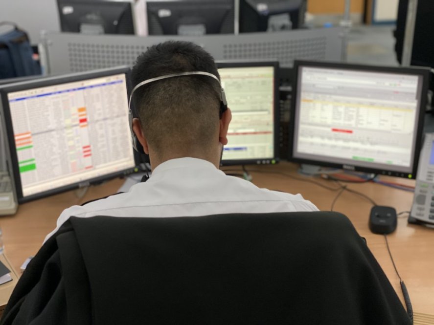 WarksPoliceOCC's tweet photo. Good Evening from #AShift and #EShift in the OCC!
We'll be here until 7am taking your 999 and 101 calls and keeping you safe across Warwickshire. https://t.co/Ri8pAbwJAY