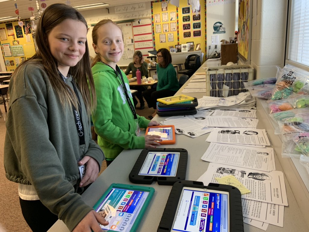 These awesome G-Tech Crew Members helped to bookmark/create a home button for <a href="/mathplayground/">Math Playground</a> on 4th grade student iPads! Thanks for the idea <a href="/CBjlemon/">Jaime Lemon</a>! Now, Ss can practice their bar model skills with the click of a button! #cbsdtech #gtech 📱🌟👍