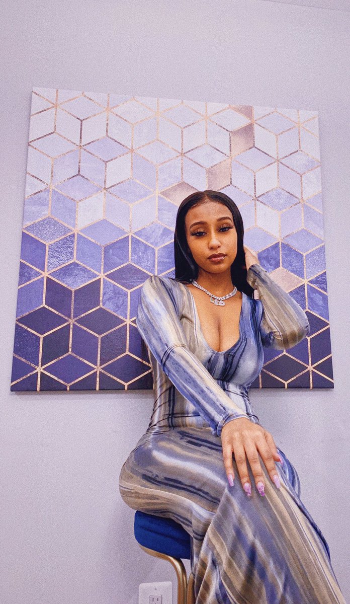 Lidyaxxo's tweet photo. Pretty like art bitch, I look like a fixture 👤💙 https://t.co/P07Tmsam0b
