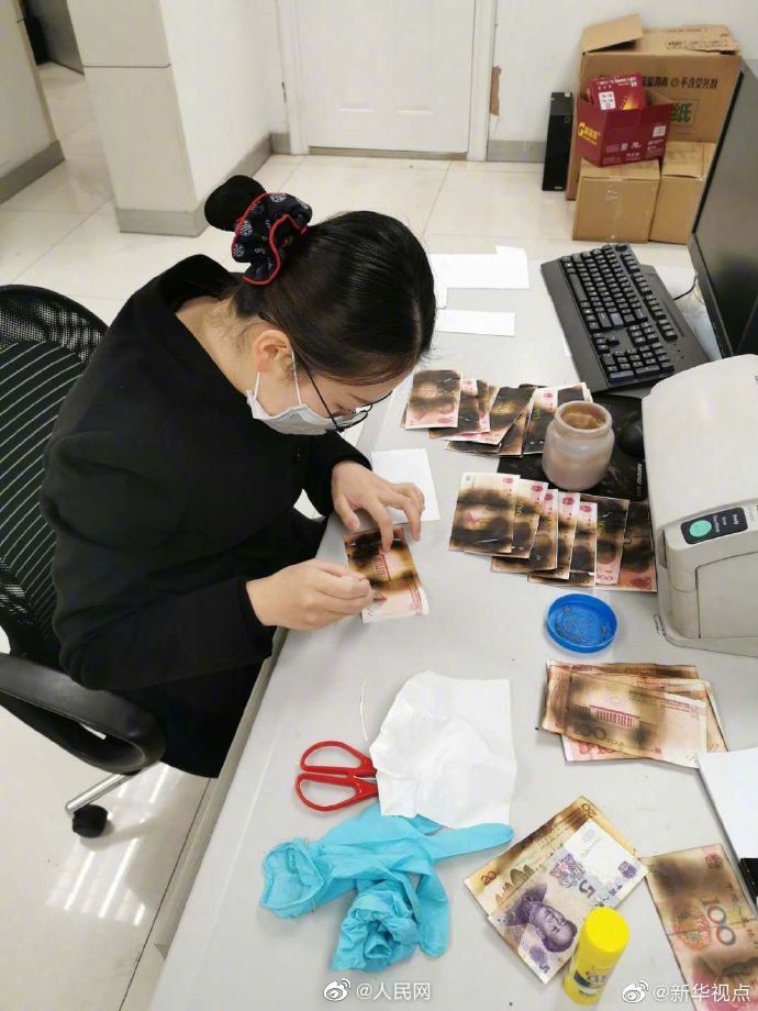 humourchinois's tweet photo. Une chinoise s'inquiète de virus sur des monnaies, donc elle a réchauffé à l'ordre de 3000 yuans dans le micro😂😂😂...Heureusement, la banque a changé de nouvelles monnaies pour elle.
#Covid_19 #CORONAVIRUSENFRANCE 
#Chine https://t.co/gAEP0hRoZR