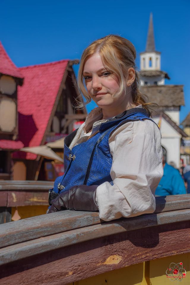 KimberlyUpland's tweet photo. Emma had fun at the 
@azrenfest Photos by 
@GNERDCorner #emmaswanjones #emmaswancosplay #ouatcosplay #emmajones #captainswan #jennifermorrisonlookaliike #emmaswancosplayer #reniassancefestival @jenmorrisonlive @AdamHorowitzLA @OncerCosplay @OnceABC https://t.co/YPWSG1NQu3