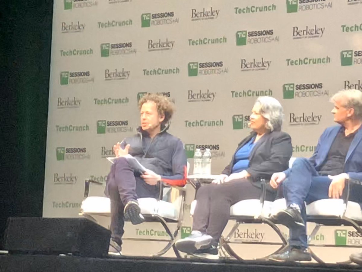 jfinlayson's tweet photo. “Metallic peril” “technophrenia” “reacting to tech by getting a little schizophrenic, we love tech, gives us power, on the other hand scared to death of tech, dystopic” @ken_goldberg @De_Kosnik

#tcrobotics https://t.co/pAfVJhOtfp